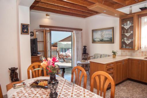 Willa Fernanda'S Traditional 2 Floor House Poros  Zewnętrze zdjęcie