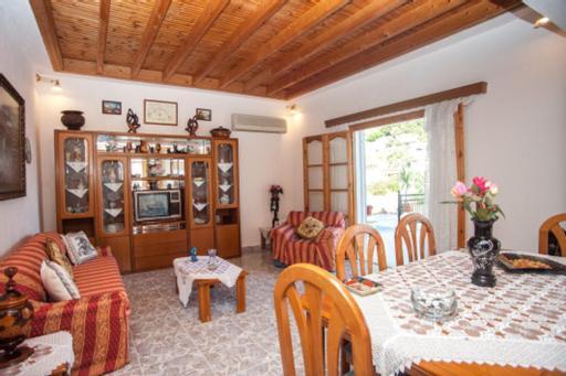 Willa Fernanda'S Traditional 2 Floor House Poros  Zewnętrze zdjęcie